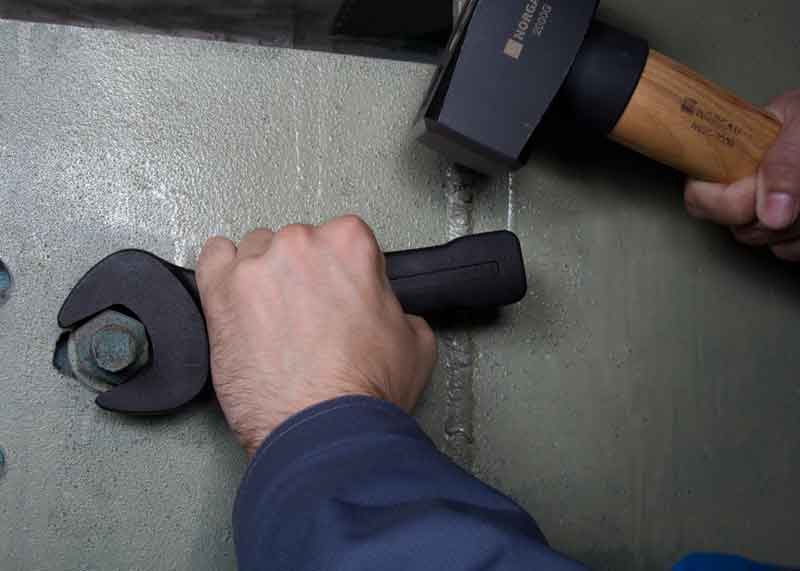 Почему болт сам откручивается